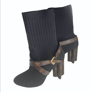 Louis Vuitton material w/ leather straps size 8US